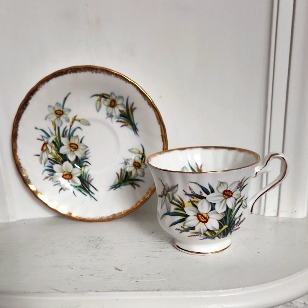 Vintage HM Sutherland Fine Bone China Tea Cup & Saucer White Daffodil Flowers